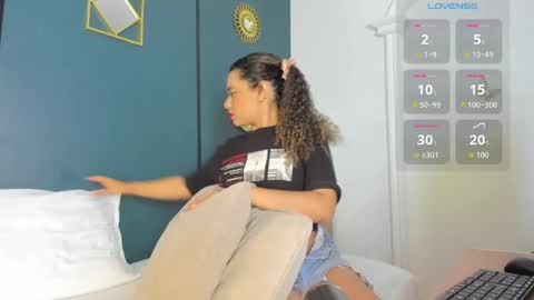 Snapshot of angie_leonn chatting on 05.04.26 A N G I E online show from 05.04.26