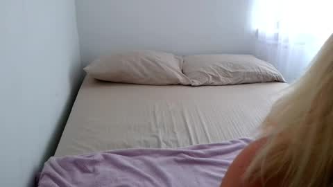 Snapshot of ania_mml chatting on 10.20.25 Ania online show from 10.20.25