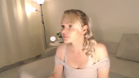 Snapshot of annett chatting on 09.10.25 Annett online show from 09.10.25