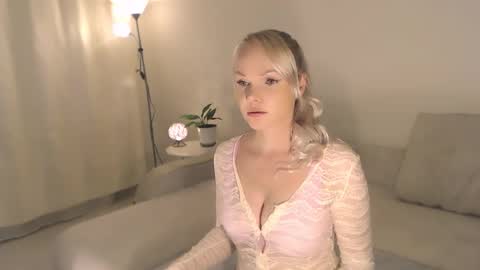 Snapshot of annett chatting on 09.14.25 Annett online show from 09.14.25