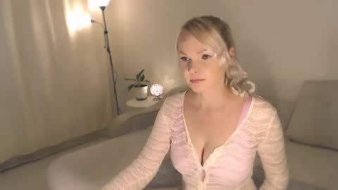 Snapshot of annett chatting on 09.24.25 Annett online show from 09.24.25