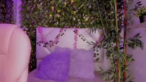 Annie Evans  online show from 11.08.25