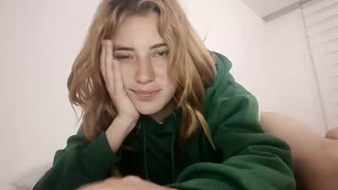 Snapshot of annrousse chatting on 09.15.25 annrousse online show from 09.15.25