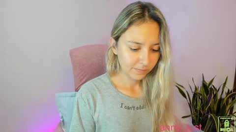 Snapshot of anny_lust chatting on 11.22.25 Issabela online show from 11.22.25