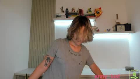Snapshot of anny_lust chatting on 05.15.26 Issabela online show from 05.15.26