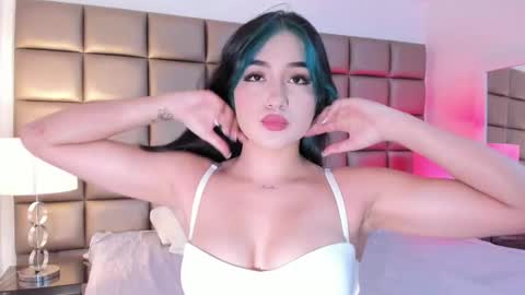 Snapshot of annyhizzle chatting on 01.05.25 online show from 01.05.25