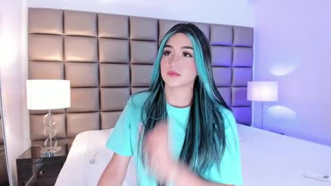 Snapshot of annyhizzle chatting on 02.16.25 online show from 02.16.25