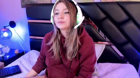 Snapshot of antonellalove_ chatting on 12.10.24 My name is Andrea thumb up me please its important online show from 12.10.24