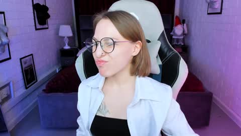 Snapshot of aphexqueen chatting on 01.11.25 APHEX QUEEN online show from 01.11.25