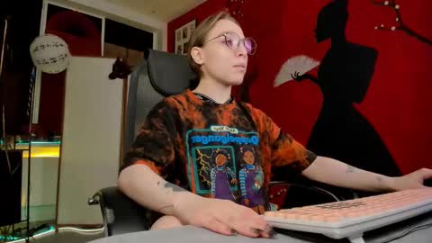 Snapshot of aphexqueen chatting on 02.18.25 APHEX QUEEN online show from 02.18.25