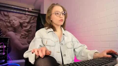 Snapshot of aphexqueen chatting on 09.19.25 APHEX QUEEN online show from 09.19.25