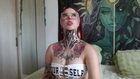 Snapshot of aphrodite__bloom chatting on 10.11.25 aphrodite__bloom online show from 10.11.25