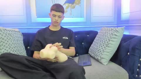 Snapshot of apolo_jonnes chatting on 03.25.26 online show from 03.25.26