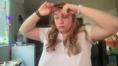 Snapshot of arabbustybeauty chatting on 12.21.25 BustyPrincessLeila online show from 12.21.25