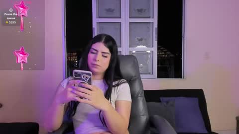 Snapshot of ari_peaches chatting on 12.20.25 Ari online show from 12.20.25