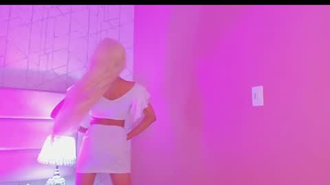 Snapshot of ari_sunshine chatting on 12.19.24 Ari online show from 12.19.24