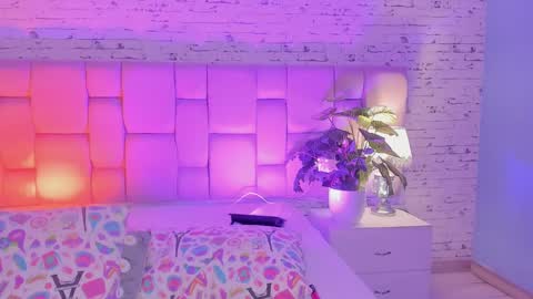 Snapshot of ari_sunshine chatting on 12.27.24 Ari online show from 12.27.24