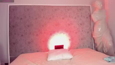 Snapshot of ari_sunshine chatting on 09.23.25 Ari online show from 09.23.25