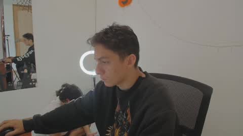 Snapshot of aria_arthur chatting on 10.12.25 aria_arthur online show from 10.12.25