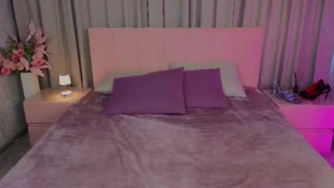 Snapshot of ariana_petite chatting on 07.14.26 Ariana online show from 07.14.26