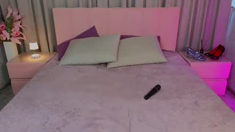 Snapshot of ariana_petite chatting on 07.22.26 Ariana online show from 07.22.26