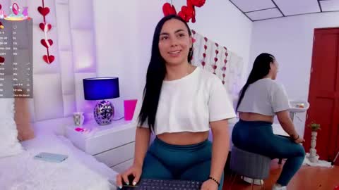 Snapshot of ariana_rouse_ chatting on 02.12.25 ariana online show from 02.12.25
