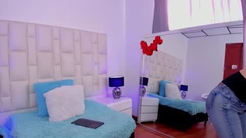 Snapshot of ariana_rouse_ chatting on 02.22.25 ariana online show from 02.22.25
