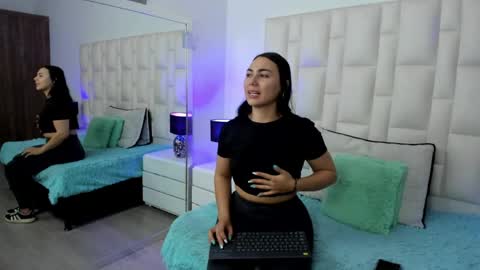 Snapshot of ariana_rouse_ chatting on 05.22.26 ariana online show from 05.22.26