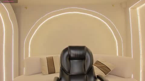 Snapshot of arianadumont chatting on 01.16.26 Ariana Dumont online show from 01.16.26