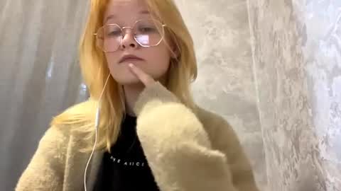 Snapshot of arianawarmington chatting on 07.17.26 Kira online show from 07.17.26