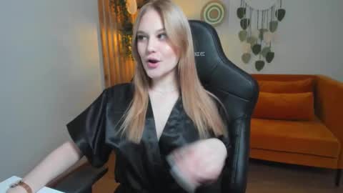 Snapshot of ariawell chatting on 10.16.25 Aria online show from 10.16.25