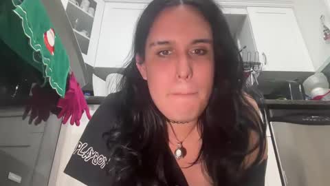 Snapshot of ariawestlove chatting on 01.06.25 Aria online show from 01.06.25