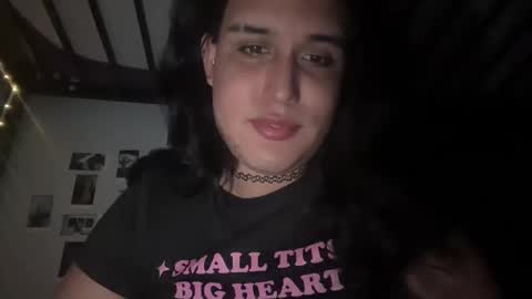 Snapshot of ariawestlove chatting on 11.12.25 Aria online show from 11.12.25