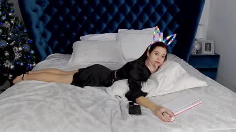 Snapshot of arinaarnold chatting on 12.20.24 ArinaArnold online show from 12.20.24