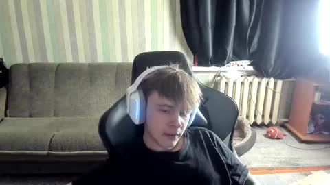 Snapshot of aron_neall chatting on 10.29.25 biggest penis online show from 10.29.25