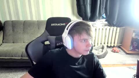 Snapshot of aron_neall chatting on 10.31.25 biggest penis online show from 10.31.25