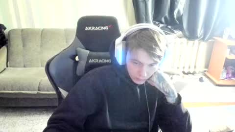 Snapshot of aron_neall chatting on 11.17.25 biggest penis online show from 11.17.25
