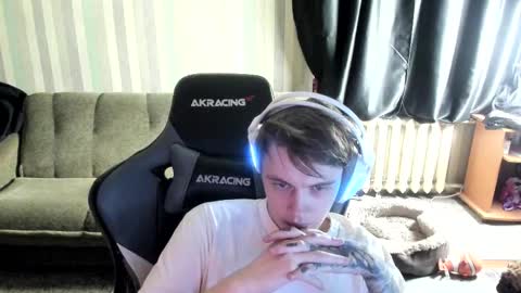 Snapshot of aron_neall chatting on 11.28.25 biggest penis online show from 11.28.25