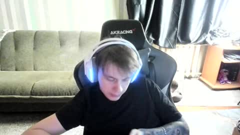 Snapshot of aron_neall chatting on 12.15.25 biggest penis online show from 12.15.25