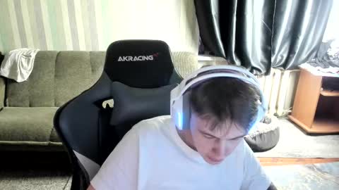Snapshot of aron_neall chatting on 12.22.25 biggest penis online show from 12.22.25