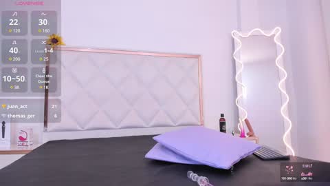 Snapshot of aron_tay chatting on 12.16.24 your aron online show from 12.16.24