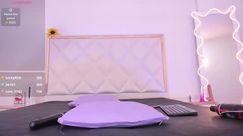 Snapshot of aron_tay chatting on 12.24.24 your aron online show from 12.24.24