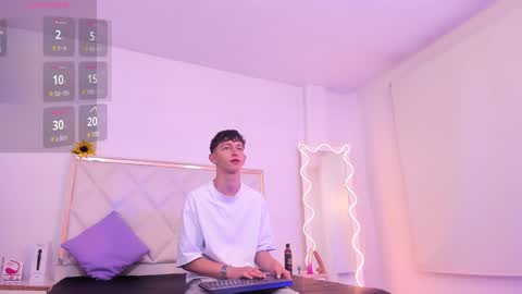 Snapshot of aron_tay chatting on 12.28.24 your aron online show from 12.28.24