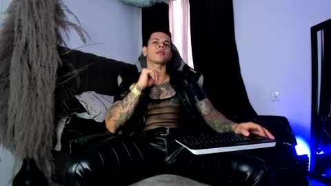 Snapshot of arondark chatting on 05.11.26 DarkMaster online show from 05.11.26