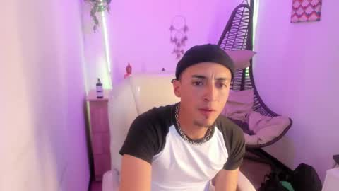 Snapshot of aroon_smith_ chatting on 12.22.25 Aron online show from 12.22.25