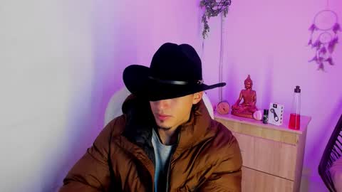 Snapshot of aroon_smith_ chatting on 01.06.26 Aron online show from 01.06.26