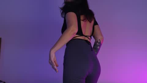 Snapshot of artegirlx chatting on 11.23.25 Maya online show from 11.23.25