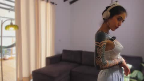 Linda  independent model artgeea online show from 02.07.26