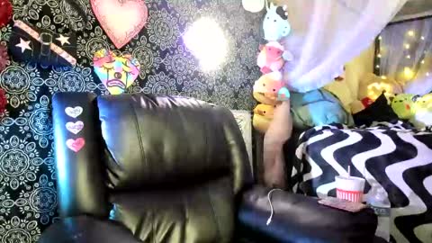 ArtsyHeartsyy online show from 02.25.25