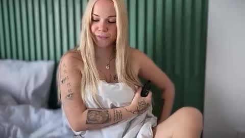 Arya brunett and Cassie blond online show from 03.20.26